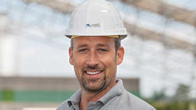 Voditelj gradnje prilikom izvedbe zaštitnog krova proizvodne hale u Gerolzhofenu.