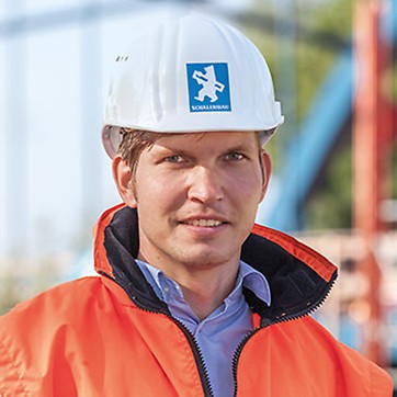 Porträt von Alexander Krölls, Bauleiter von Schälerbau Berlin, Niederlassung der August Reiners Bauunternehmung GmbH, Bremen