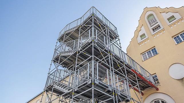 PERI UP Rosett Treppe Public diente als temporärer Fluchtweg während der Baumaßnahmen im Gebäudeinneren – mit höchsten Anforderungen bezüglich Sicherheit und Tragfähigkeit.