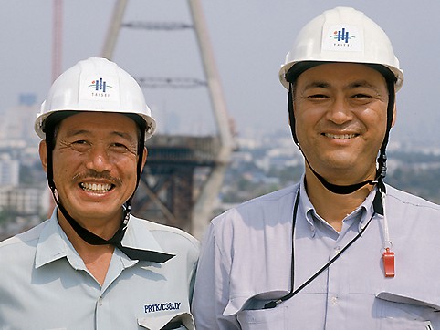 Akira Mihashi, vedoucí projektu a Hirobumi Kono, stavbyvedoucí