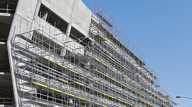 The flexible PERI UP makes facade scaffolding also possible for complex types of architecture with cantilevers or inclined outer walls. Due to the flexible Rosett nodes and ledgers and decks in 25-cm increments, hardly any additional couplers are necessary. 
