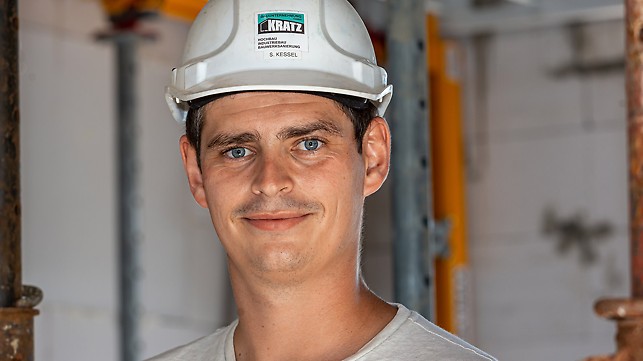 Portret van Simon Kessel, Projectuitvoerder (Kratz Bauunternehmung GmbH) tijdens bouwproject van wooncomplex Prager Häuser, Bonn