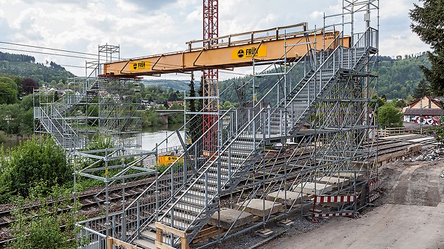 Einläufige Treppe in der Breite von 250 cm. Die Podeste sind nach jeweils 18 Treppenstufen angeordnet.