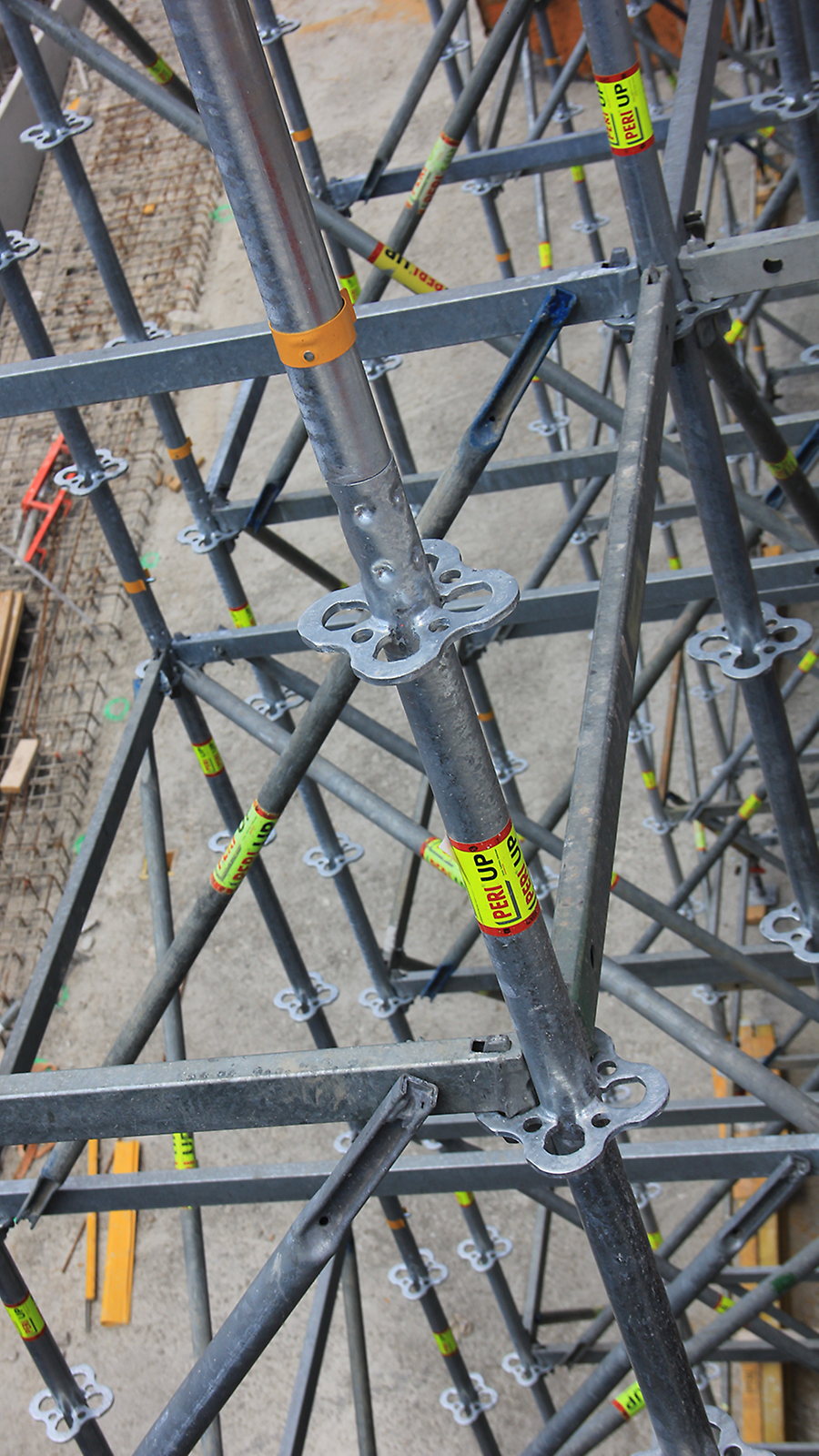 PERI UP Traggerüst Das PERI UP Traggerüst ist ein universelles Modulgerüst und für die verschiedensten Aufgaben geeignet.