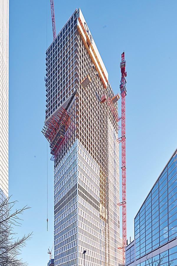 Die Auskragung in 125 m Höhe verleiht dem Wolkenkratzer sein markantes Aussehen und lässt ihn an eine „1” erinnern.