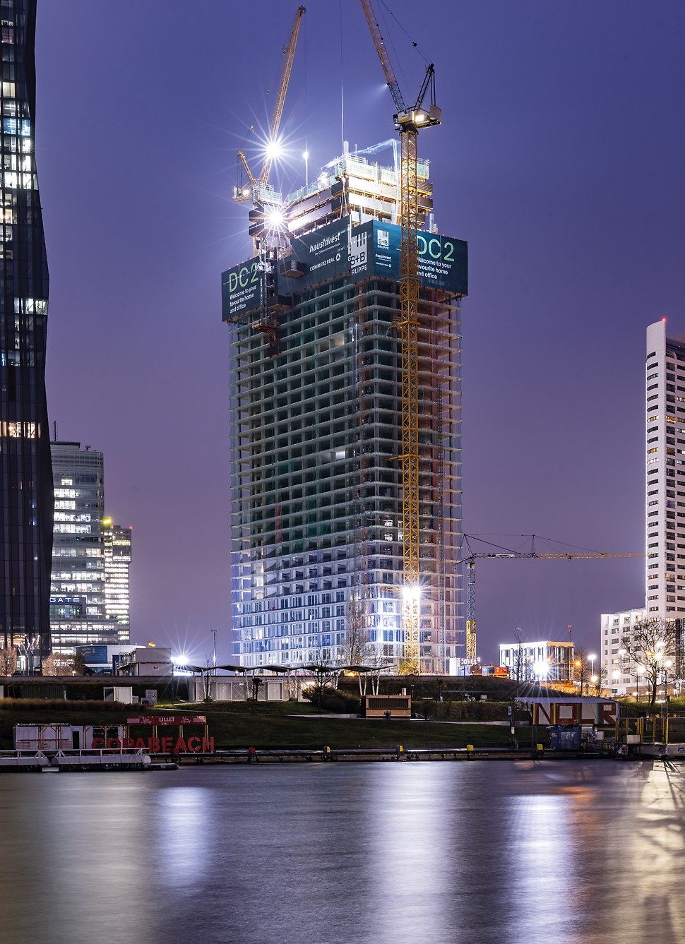 La construcción de la Torre DC 2 en Viena avanza rápidamente gracias a los sistemas de encofrado y andamio PERI, de un solo proveedor. La imponente estructura se eleva hacia el cielo, simbolizando el progreso que pueden lograr los métodos de construcción innovadores.<br/>(Foto: PERI SE)
