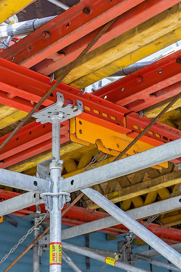 Maßgeschneiderte Projektlösung auf Basis zweier kompatibler PERI Baukastensysteme: Für Planung und Montage gleichermaßen hilfreich war das einheitliche 25-cm-Systemraster von PERI&amp;nbsp;UP und VARIOKIT sowie standardisierte Verbindungsmittel.