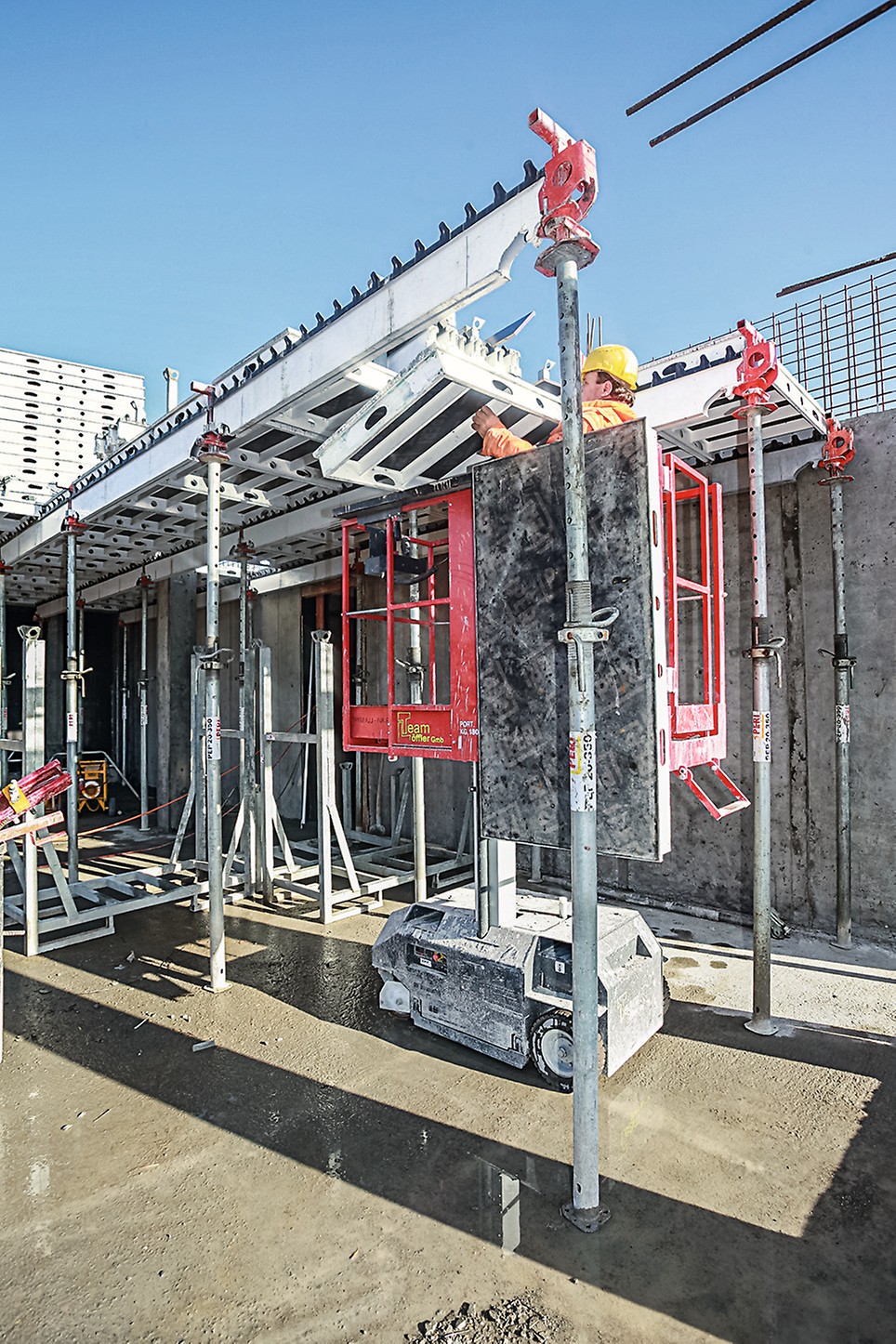 SKYDECK Coffrage panneaux pour dalles Notre système d'accrochage facilite grandement la mise en œuvre des éléments, tout en sécurisant le travail des équipes sur le chantier.<br/>
