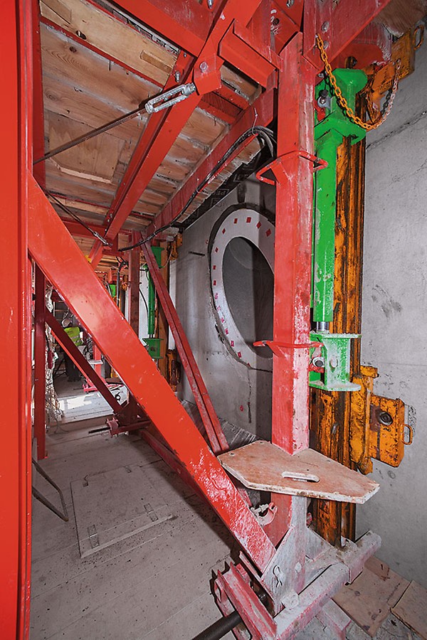 Determining the climbing axes required a well thought-out planning process in order to avoid any collisions with the stay cable boxes.