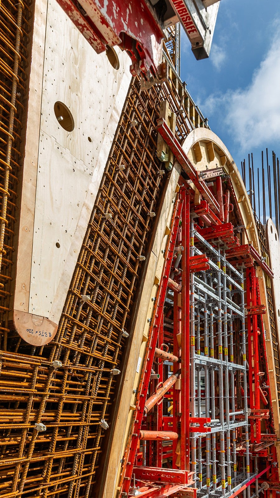 De druppelvormige opvulbekisting in de betonnen bogen is door MZ Bekistingen verzorgd. 