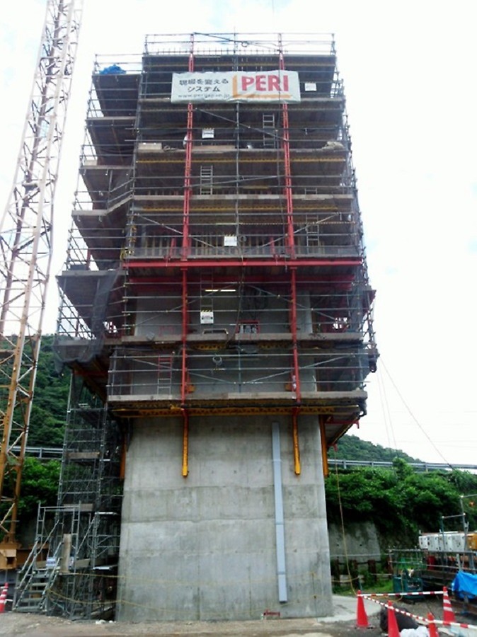 舞鶴若狭自動車道 笙の川橋工事 <br/>P3全景写真 クライミング2回後の4ロット目施工中の様子<br/> 