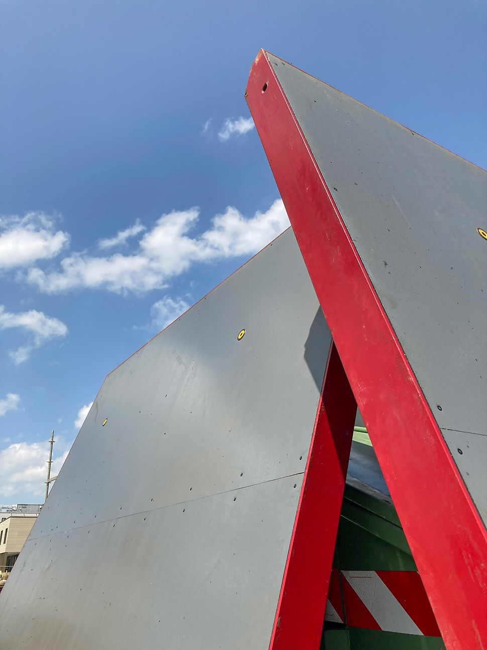 Il pannello di rivestimento ROBU B ROBU B combina i vantaggi di un pannello di rivestimento in legno con quelli di un pannello in polipropilene: l'anima è in betulla, mentre il lato a contatto del calcestruzzo è costituito da uno strato di polipropilene robusto e ottimizzato per il cantiere. Per il fissaggio dei chiodi, il lato interno in legno offre la nota stabilità.