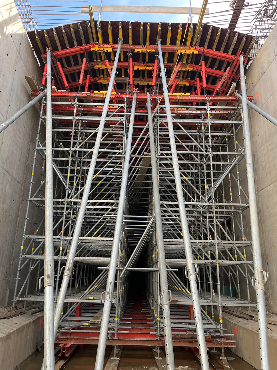 Подвижно скеле, което се придвижва по релси без необходимост от демонтаж