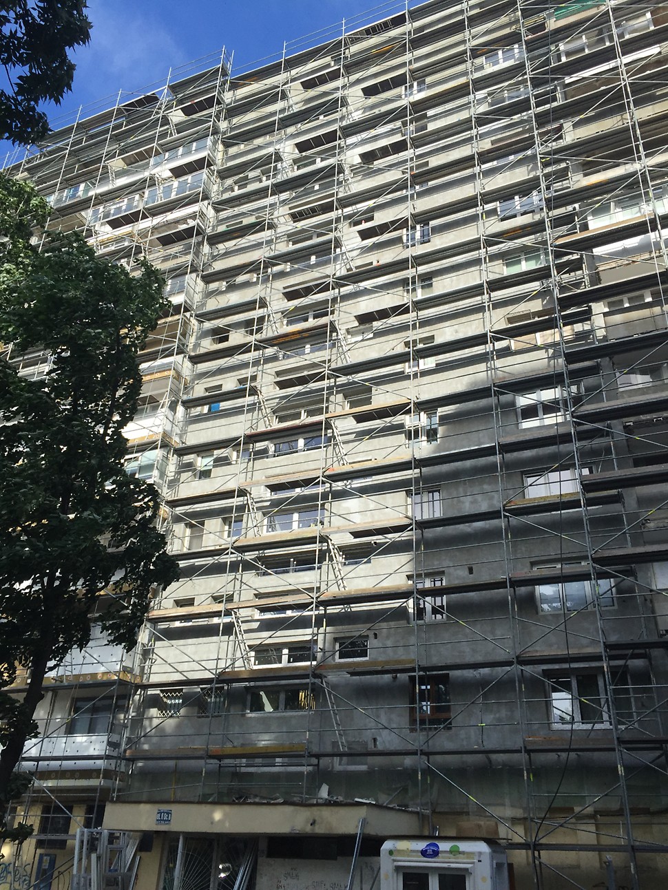 Schelă de fațadă PERI UP T72 dispusă pe o înălțime de 36,0m pentru reabilitarea termică a imobilului Bloc V10.