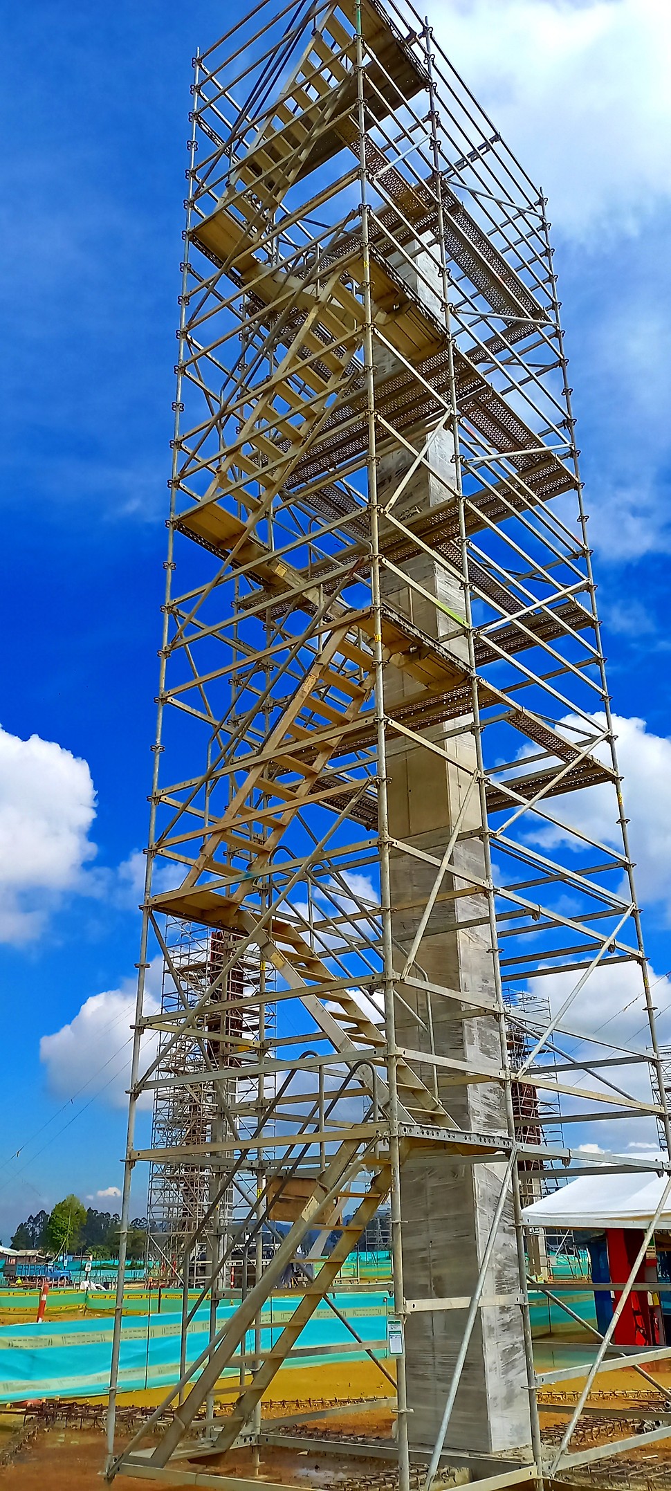 Sistema de escaleras de acceso PERI UP ROSETT 64 en conjunto con el versátil sistema de encofrado LIWA en el vaciado de una columna a gran altura.