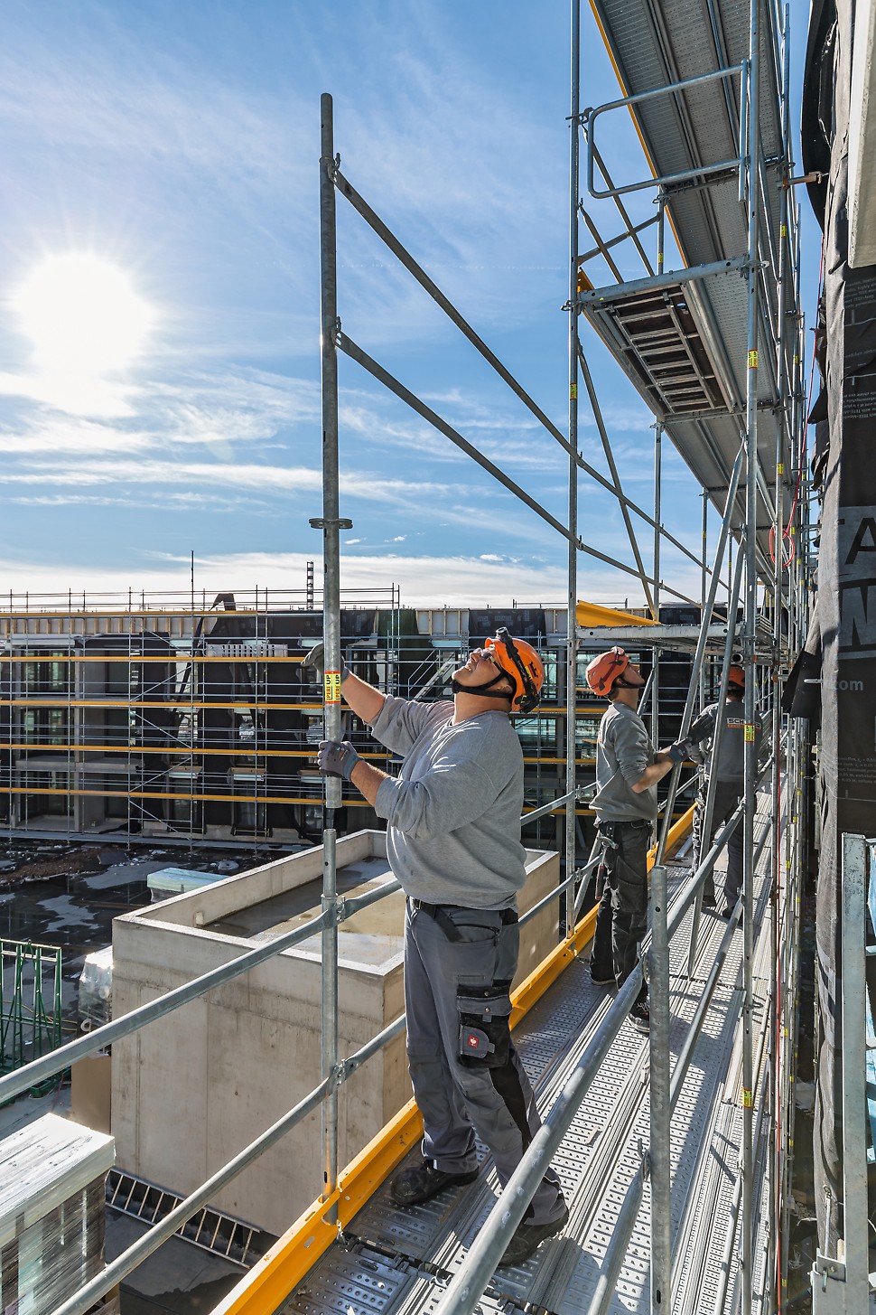 Es bietet Sicherheit im System, denn das Geländer für die nächste Ebene wird mit dem Easy Stiel bzw. dem Easy Rahmen ohne Zusatzbauteile – wie z.B. ein Montageschutzgeländer (MSG) – von der unteren Gerüstlage aus montiert.<br/>