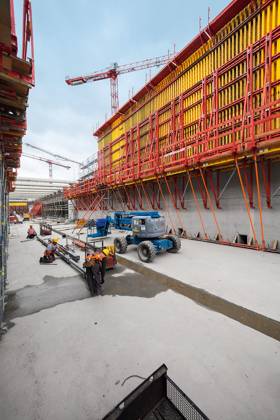 SCS Klettersystem Sowohl für den Anfangstakt, als auch für nachfolgende Regeltakte kann ein und dieselbe Schalung inklusive Konsolbauteile verwendet werden<br/>