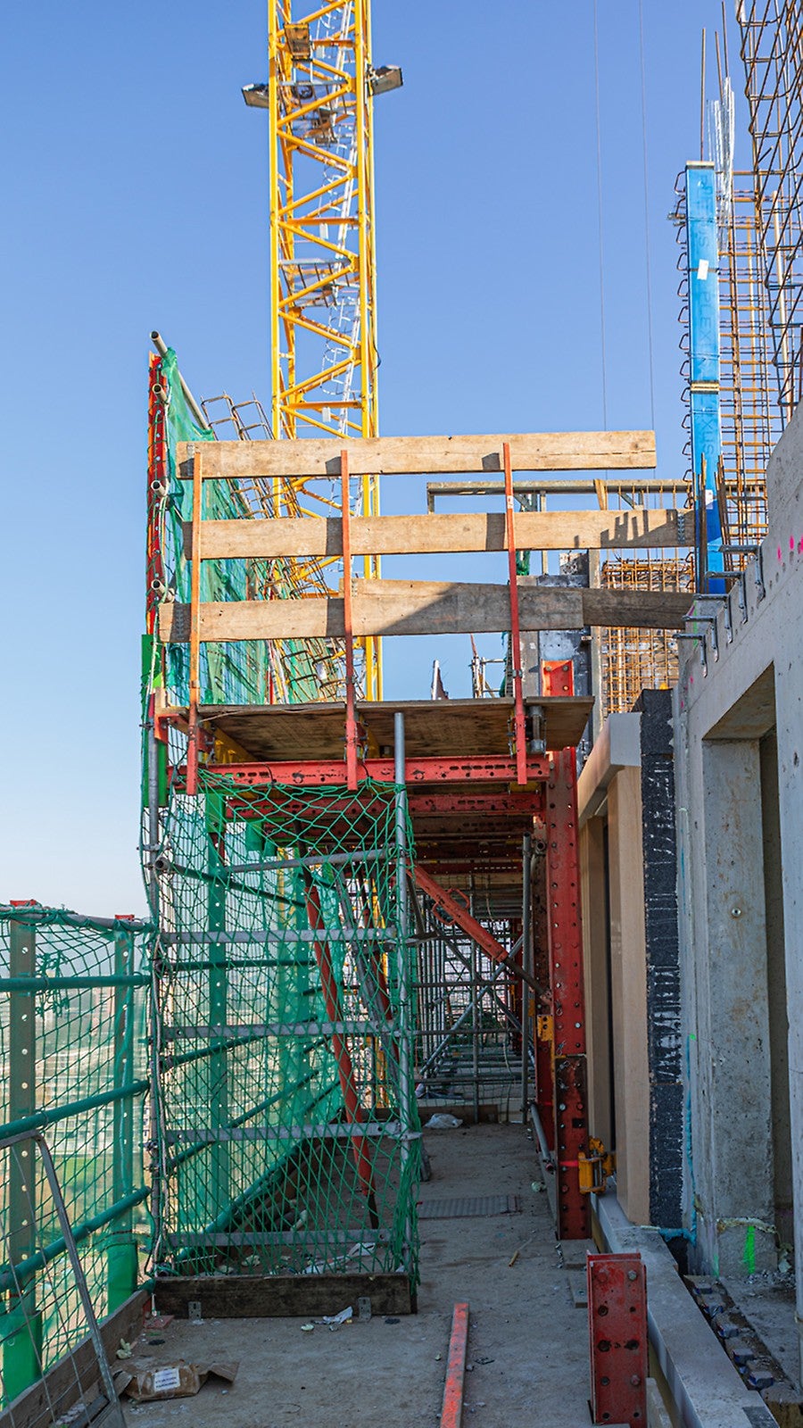 Het PERI klimsysteem is een ruw- en afbouw klimsteiger ineen. Het hangt op verschillende niveaus, zodat bouwers continu toegang tot de juiste werkhoogte hebben.