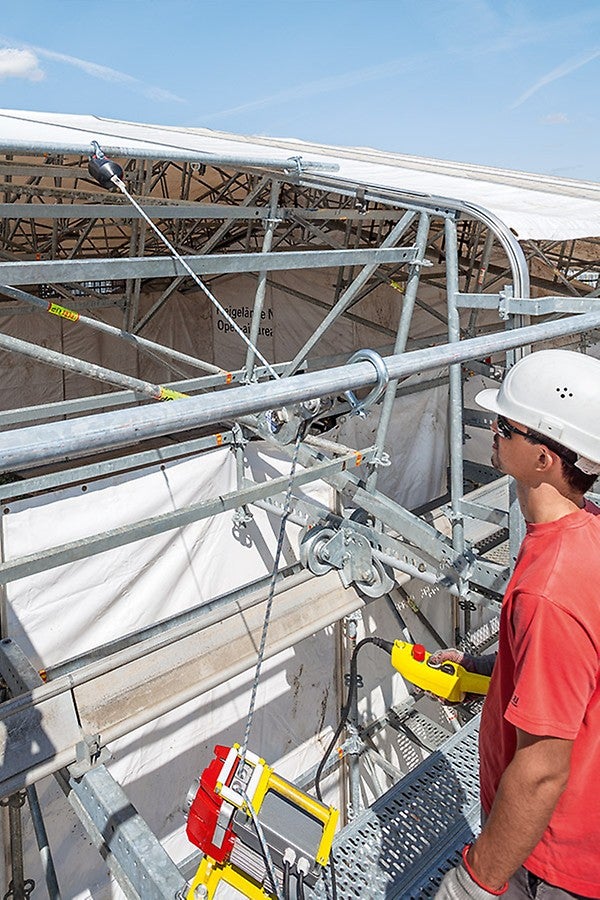 Fast and smooth retraction of the Keder sheeting without any effort – this is being presented by PERI at bauma 2016.