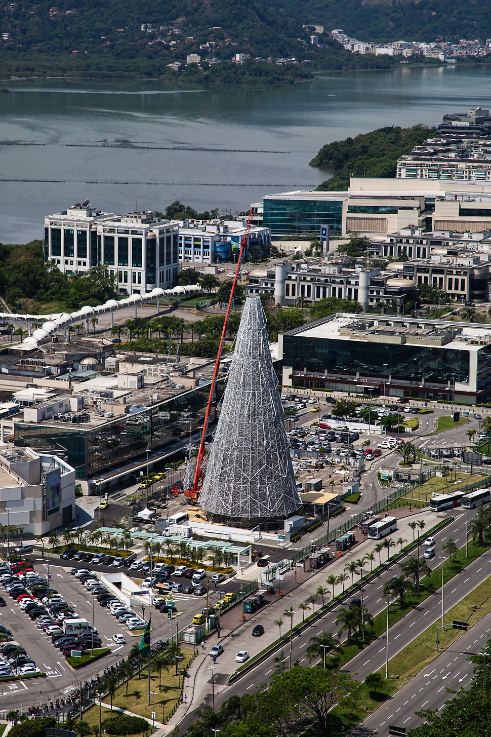 A árvore desse ano é um marco para a cidade, pois os visitantes poderão ter acesso à ela, passeando pelo seu interior.