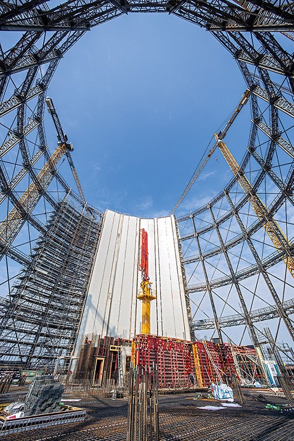 The 75-m-high historic steel structure of the industrial landmark was sandblasted and provided with corrosion prevention. 
