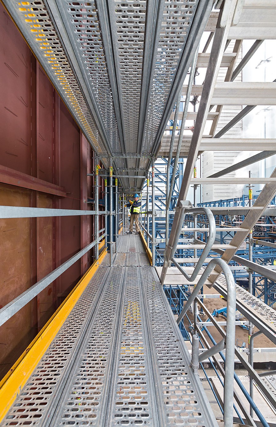 The 75 cm working width can be adapted on the inside in 25 cm increments whilst, on the outside, integrated flights of stairs provide optimum accessibility to all scaffolding levels.