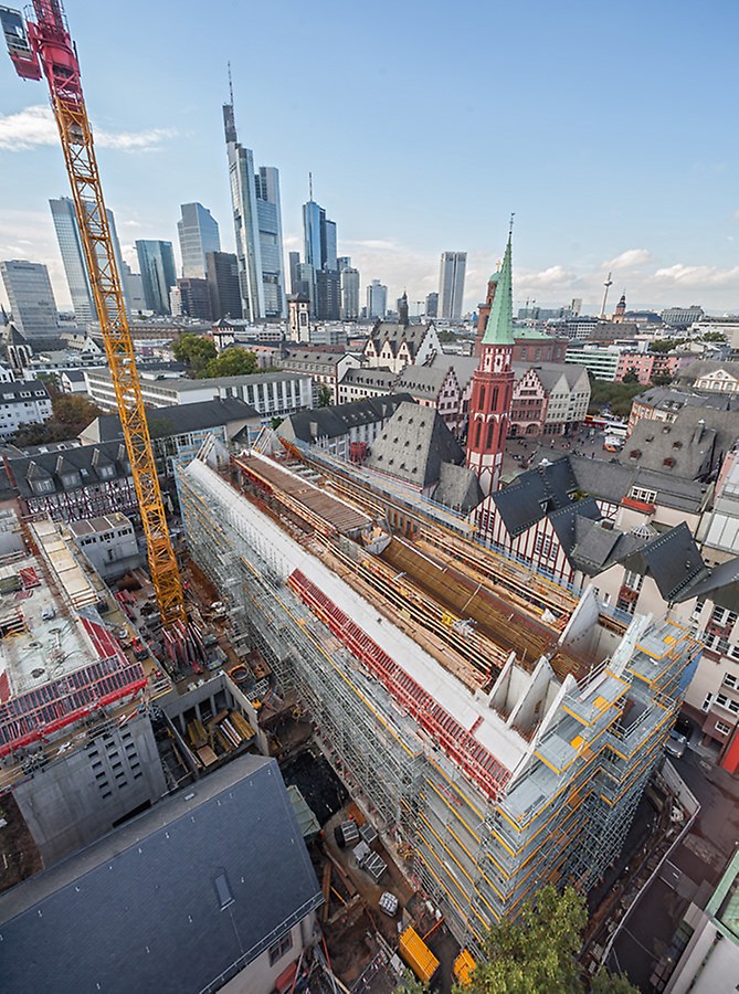 Auf engstem Raum: Die umfassende, gemeinsam erarbeitete Schalungs- und Gerüstlösung berücksichtigte sowohl die unterschiedlichen Bauzustände als auch die hohen Sichtbeton- und Sicherheitsanforderungen.
