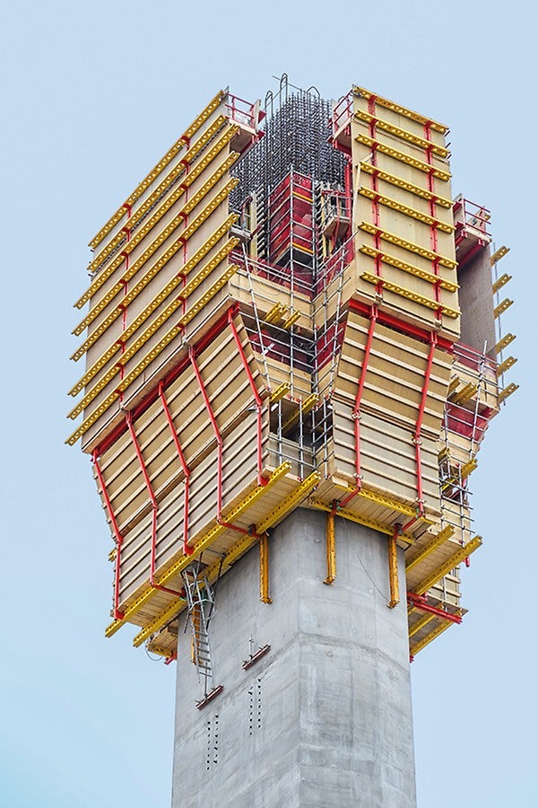 As external formwork for the upper shaft, the ACS R Self-Climbing System was used together with VARIO GT 24 Girder Wall Formwork; in the process, the wall formwork was suspended from the top working platform. Thanks to this special construction, the formwork could be retracted as well as allowing the working platform to be folded upwards. Materials and PERI UP Flex Reinforcement Scaffold could subsequently be brought in from above.