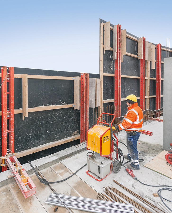 A worker lets the RCS protection panel unit climb to the desired height along the climbing rails with the help of the mobile RCS climbing hydraulic system.