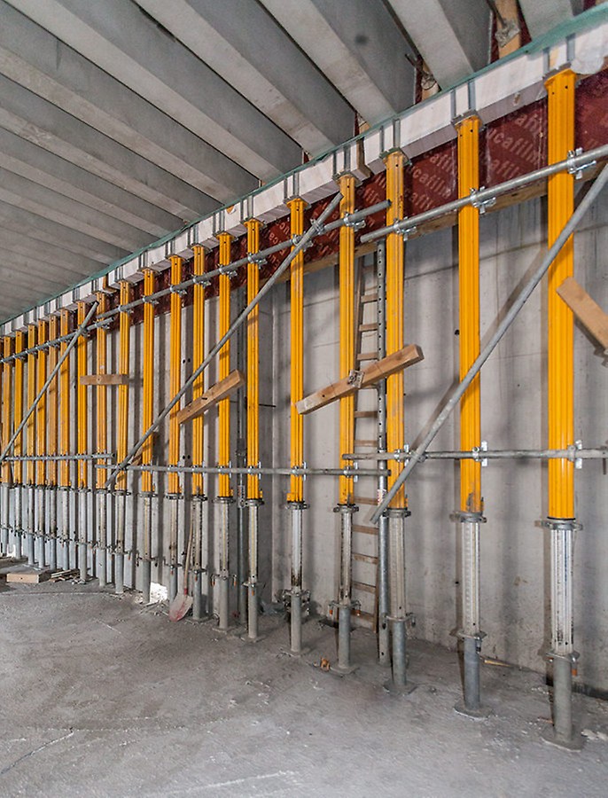 Maßgeschneiderte PERI Lösung zur Fertigstellung der FT-Rippendecken in kurzer Zeit: MULTIPROP Stützen, VT 20 Schalungsträger und eine längsseitige Schablone dienten als rasch umzusetzende Randauflager-Einheit.