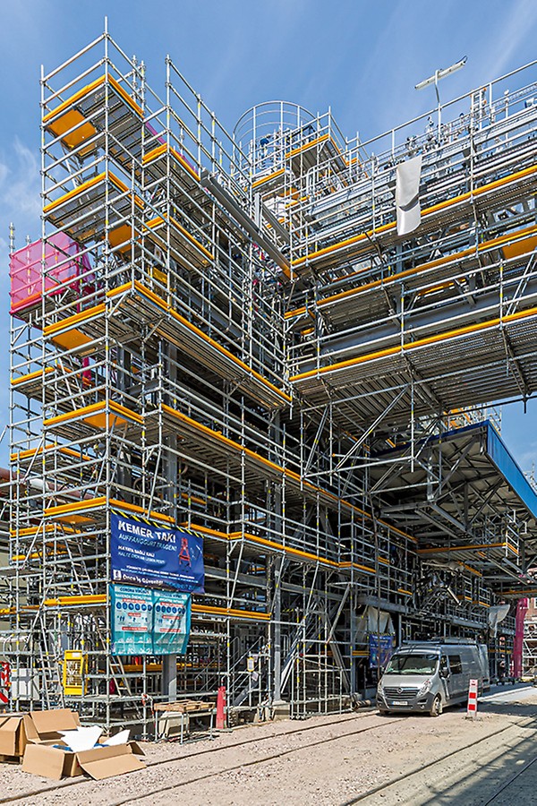 Für die Errichtung der komplexen BASF Anlage innerhalb der 18-monatigen Projektlaufzeit wurde der überwiegende Anteil der rund 4.000 Gerüsteinheiten mit CAD geplant und als 3D-Modell bereitgestellt. Dadurch konnten Umbauzeiten minimiert, Gerüstkosten optimiert und hohe Sicherheitsstandards bereits in der Planungsphase implementiert werden.