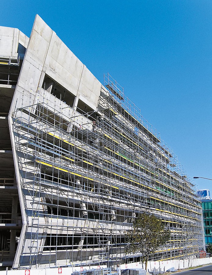 Los andamios de fachada PERI UP se adaptan de forma óptima a la geometría del edificio. Esto permite un montaje rápido y seguro de los elementos de la fachada.<br/>