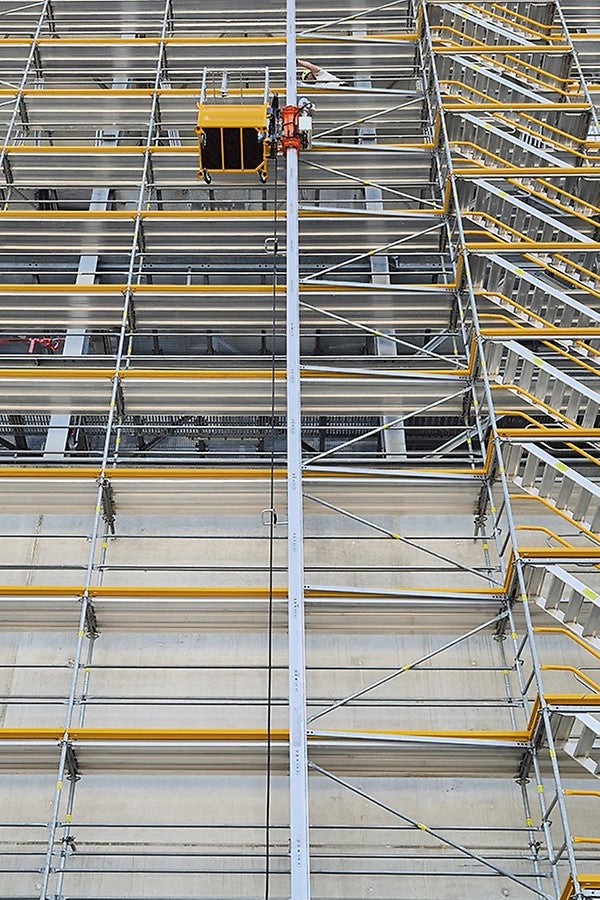 The newly introduced STS 300 Scaffold Transport System with removable and stackable baskets optimises working procedures for scaffolding projects. Visitors to the PERI exhibition hall were able to experience first-hand how the transport system works. 