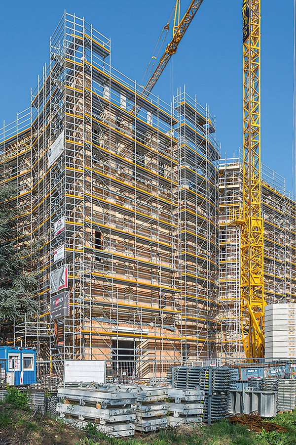 PERI UP wuchs baubegleitend als Arbeits- und Schutzgerüst bis zu 26 m in die Höhe.