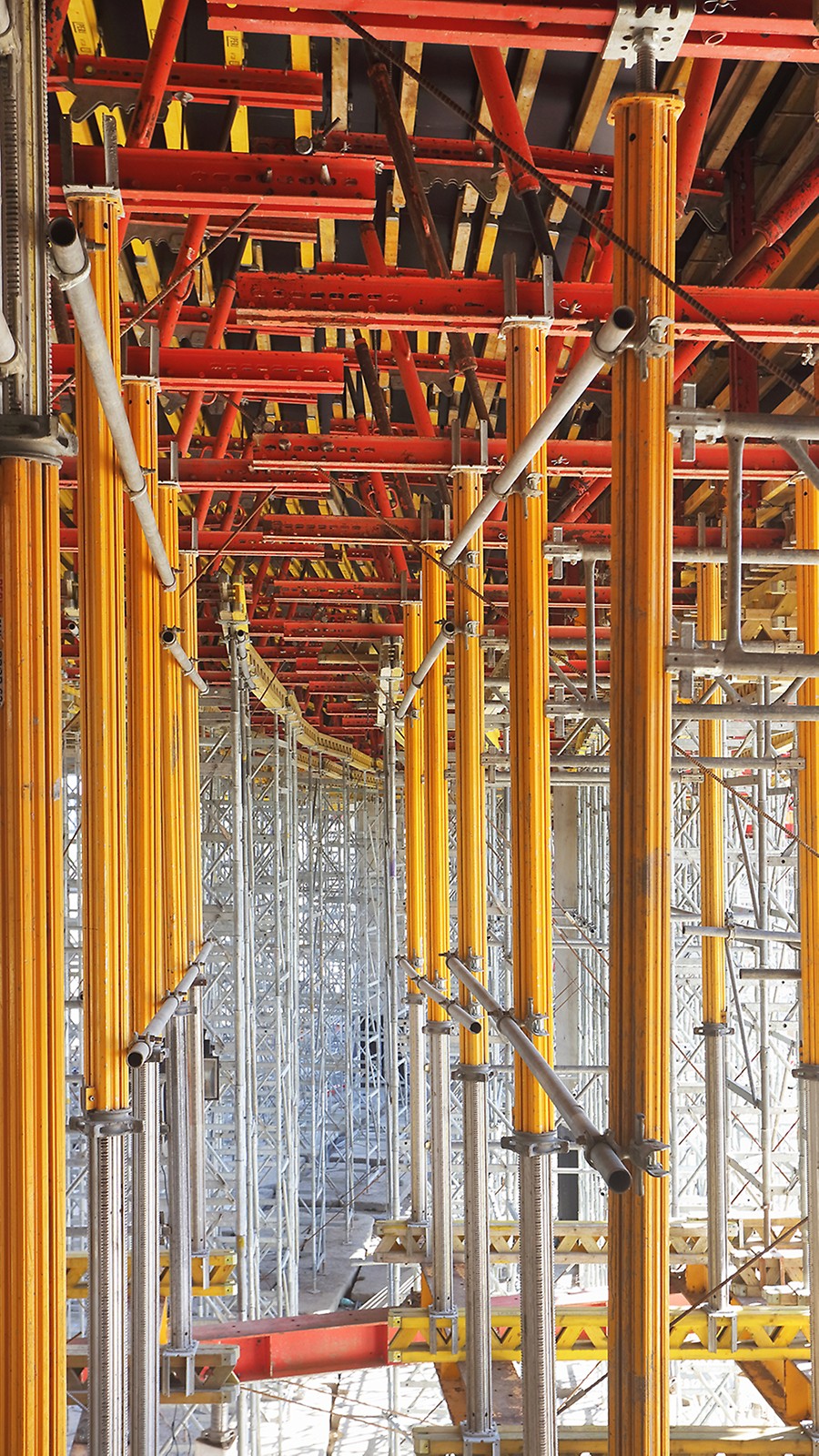 Podparcie z wykorzystaniem systemu PERI MULTIPROP na poziomie skarpy.