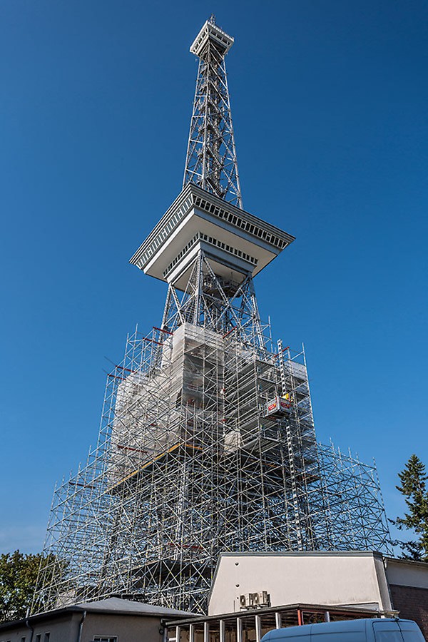 Das freistehend montierte, anfangs 48 m hohe PERI UP Flex Arbeitsgerüst wurde im Zuge des Sanierungsfortschritts sukzessive rückgebaut.