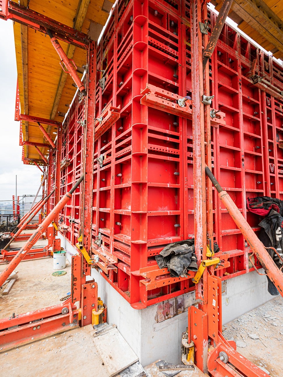 Dankzij het hydraulische PERI RCS-C klimsysteem voor de kern van de kantoortoren, wordt er efficiënt gewerkt en zo een optimale bouwsnelheid bereikt.