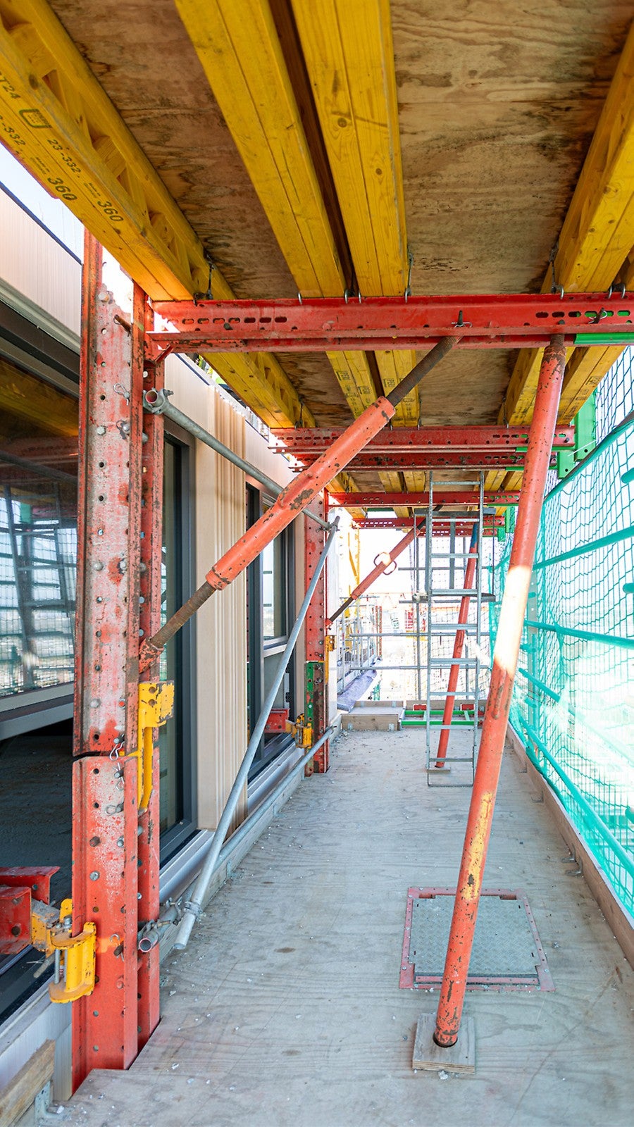 Dankzij het toepassen van het klimsysteem is er minder materiaal op de bouwplaats nodig en verloopt de bouw sneller.