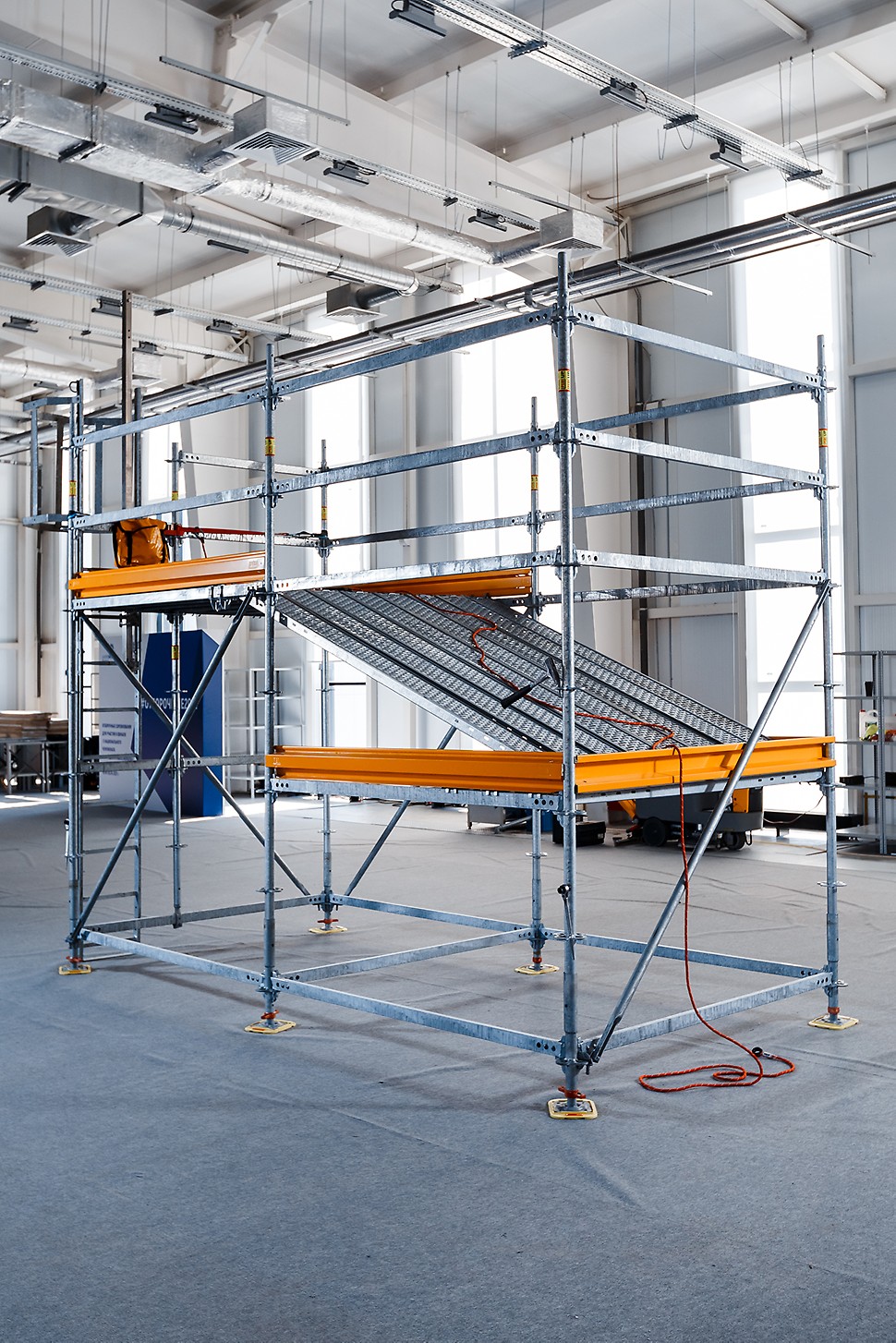 Из системных элементов PERI UP Flex возможно сооружение рабочей платформы любой высоты и длины.