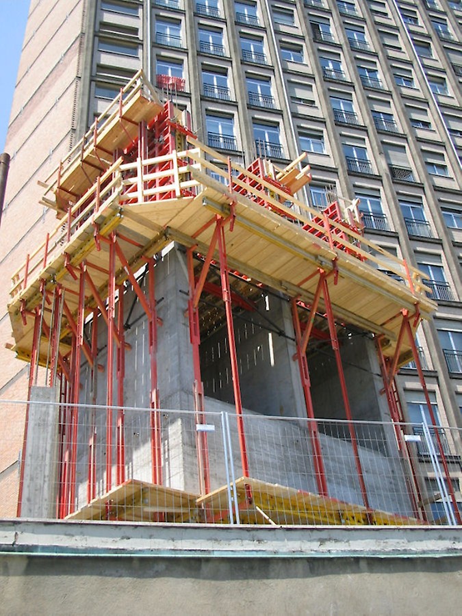 Per i vani interni sono state utilizzate le piattaforme di ripresa BR come piano d’appoggio delle casseforme e come superficie per il deposito di attrezzature e materiali, con un carico di servizio dell’impalcato di calpestio di 1,50 kN/m²