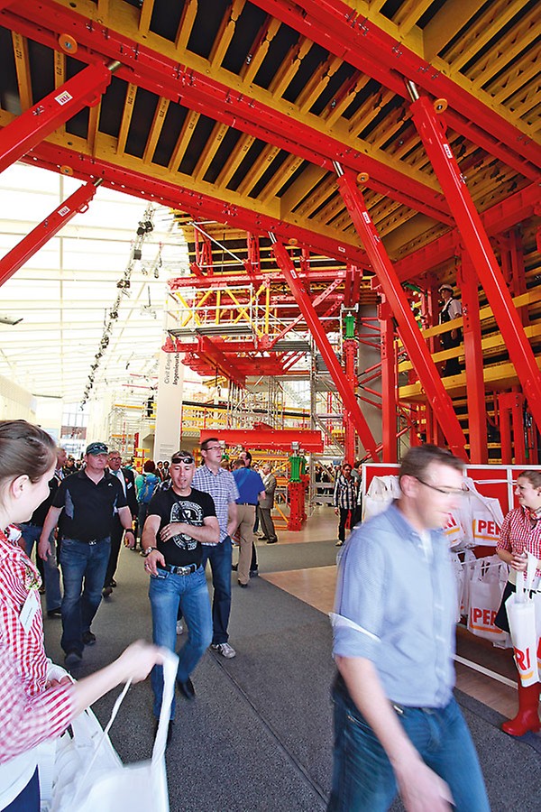 A tunnel formwork carriage formed the main entrance to the purpose-built PERI exhibition hall during bauma 2013. The basis of the whole construction is the VARIOKIT engineering construction kit. With the new system components, the solutions are now even more cost-effective and easier to assemble.
