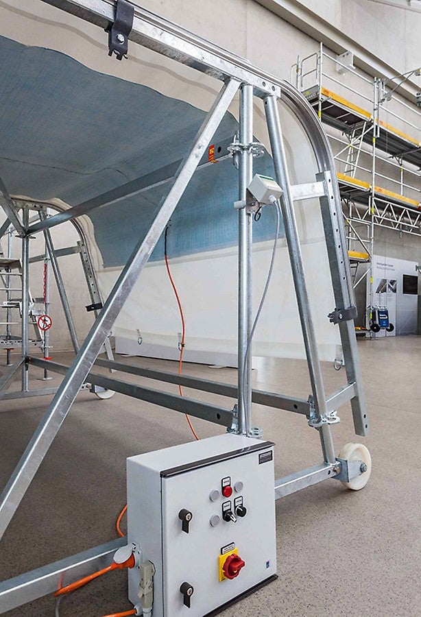 Подогрев тента предотвращает образования льда и скопление снега на крыше. Таким образом, нет необходимости в постоянной очистке крыши от снега. 