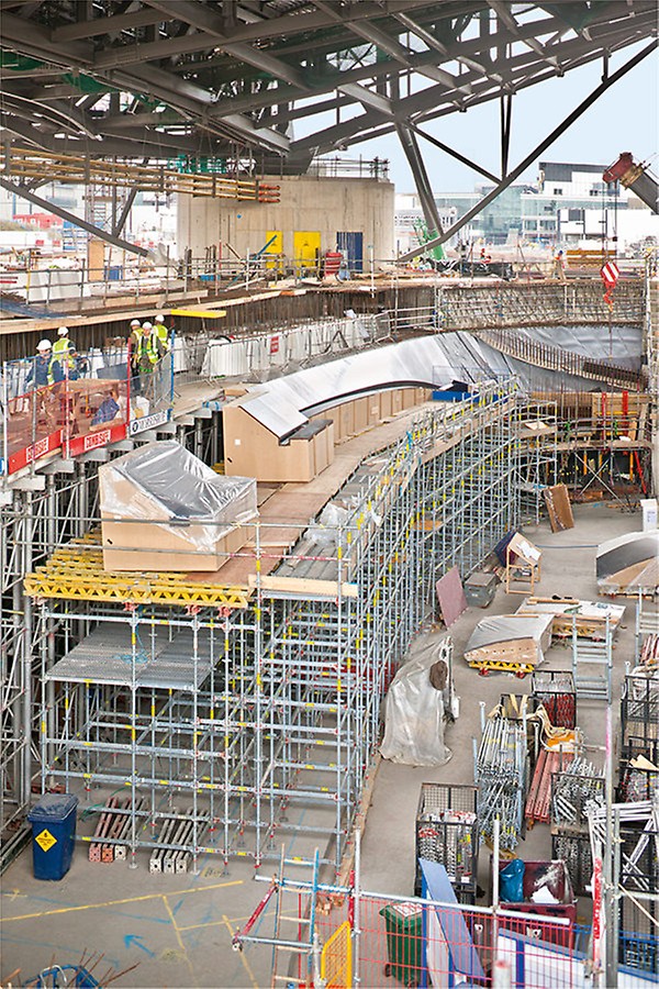 A aplicação no canteiro de obras foi realizada de forma semelhante a uma forma de sistema - apoiada por planos de utilização otimizados para montagem.