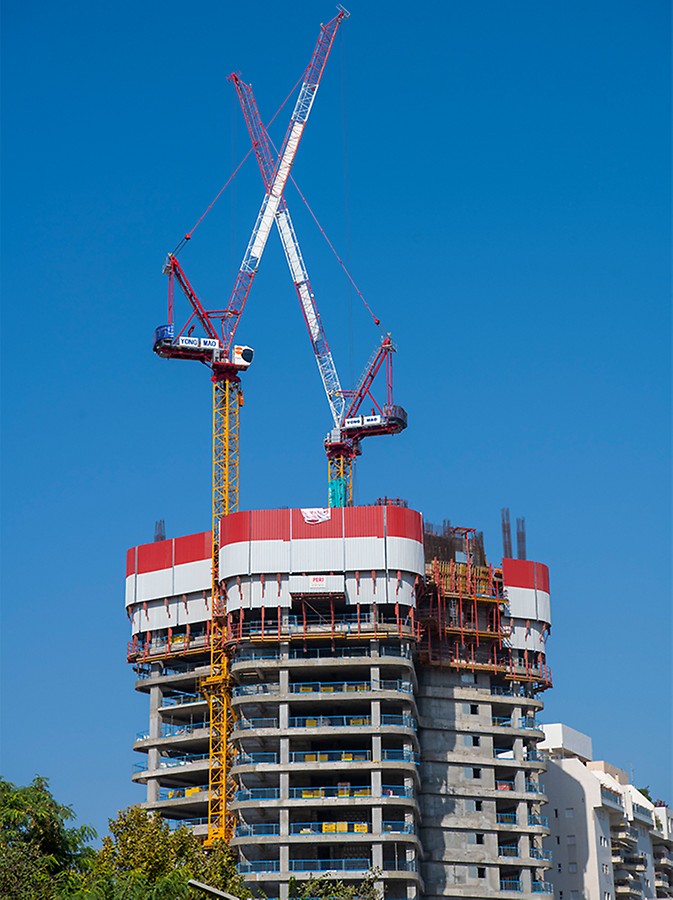 מערכת פנלי הגנה היקפית מסוג RCS-P לחזיתות הפתוחות, מתוכן 6 פנלים מעוגלים לפי גאומטריית הבניין.