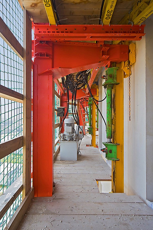 O processo de escalada não foi afetado pelo clima e ocorreu sem um guindaste usando as comprovadas unidades de escalada ACS 100.