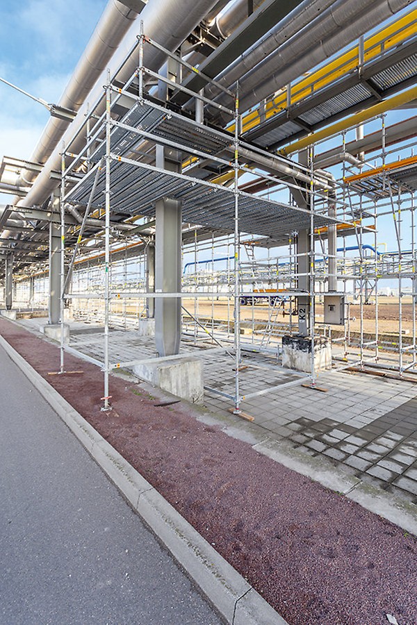 PERI UP Flex 操作平台,为立柱预留孔 平台可完全被踏脚板覆盖,在贯穿的柱子周围由系统组件改装。