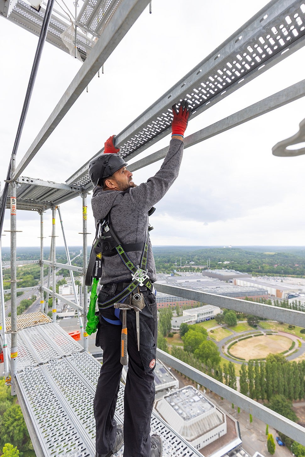Die leichten PERI UP Beläge weisen eine integrierte Abhebesicherung auf, damit sind sie ohne Zusatzbauteile sofort nach dem Einlegen gesichert.