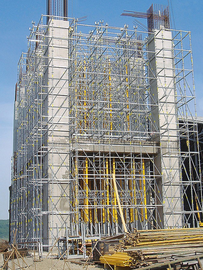 An ideal combination and perfectly adapted: PERI UP modular scaffold and the MULTIPROP system - the two modular load-bearing systems for high loads and for use at great heights.