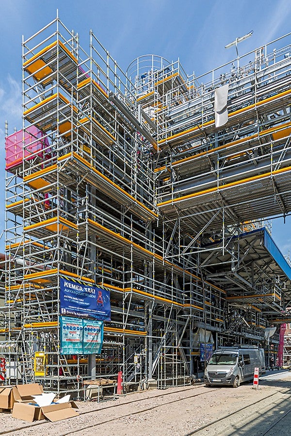 The majority of the approximately 4,000 scaffolding units were planned using CAD and provided as 3D models over the course of the 18-month project term required to construct the complex BASF plant. In this way, it was possible to minimise conversion times, optimise scaffolding costs and implement high safety standards as early as the planning phase.
