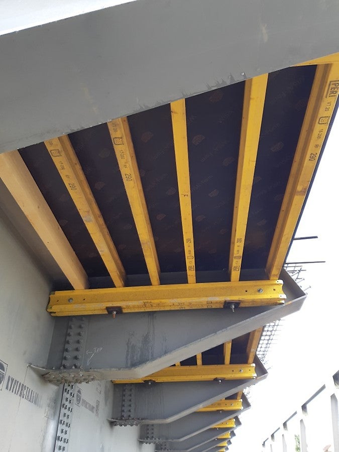 Поддерживающая конструкция для бетонирования дорожного полотна